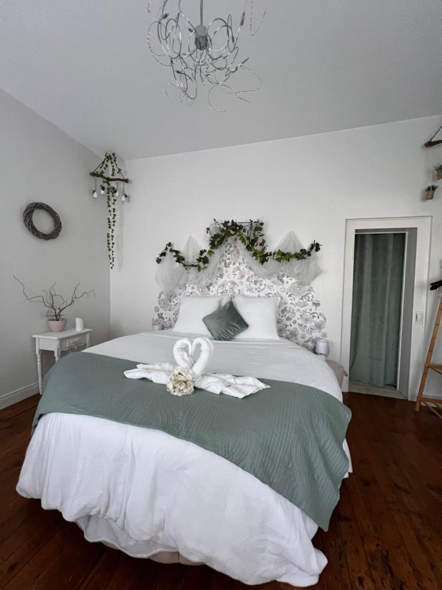 Domaine Des Anges Bed & Breakfast Avesnes-sur-Helpe Eksteriør bilde